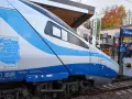 Pendolino Warszawa Zakopane na stacji. Pasażerowie czekają na peronie.