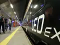 Pasażerowie czekają na peronie na pociąg Leo Express Warszawa Kraków.
