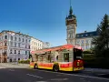 Autobus MPK Bielsko Biała z wizerunkiem uśmiechniętej postaci i zieloną wtyczką. Sprawdź rozkład jazdy MPK Bielsko Biała!