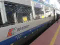 Pociąg PKP Intercity na peronie, gotowy do podróży z Warszawy do Giżycka.