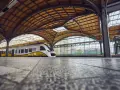 Nowoczesny pociąg KD czeka na pasażerów na peronie. Niedługo ruszy w podróż z Legnicy do Wrocławia.