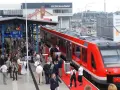 Czerwony pociąg na peronie dworca Szczecin Główny, gotowy do podróży do Berlina. Ludzie czekają na platformie.