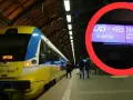 Pociąg Nysa na peronie, gotowy do odjazdu do Wrocławia. Na tablicy informacyjnej widnieje godzina 06:48 i cel podróży.