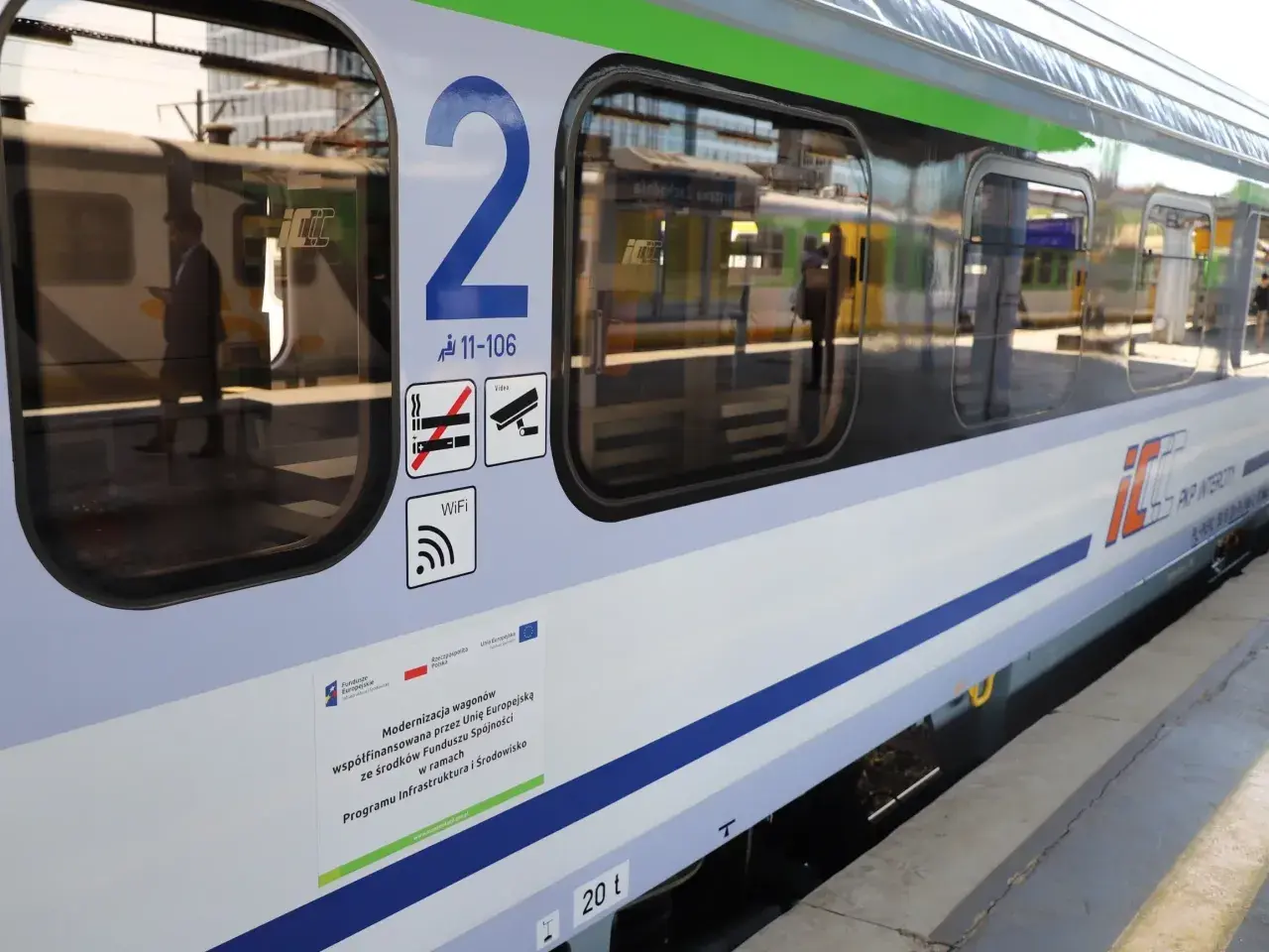 PKP Intercity wagon z numerem 2, symbolem WiFi i informacją o modernizacji. Dowiedz się, jak zwrocic bilet PKP.