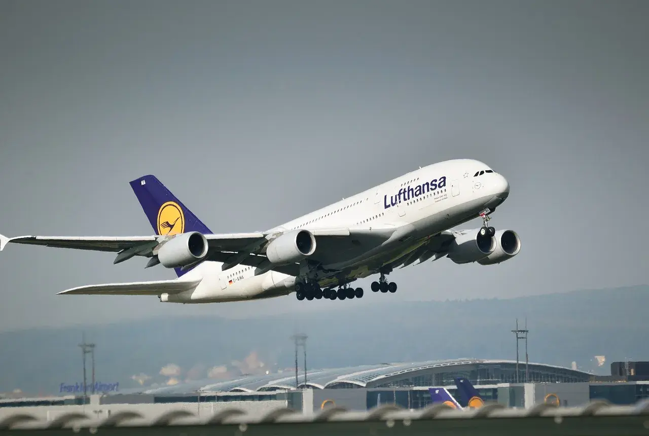 Lufthansa A380 startuje, a pasażerowie zastanawiają się, ile alkoholu można przewieźć samolotem.