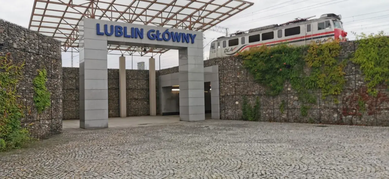 Lublin Główny. Pociąg DLA czeka na pasażerów. Który peron PKP wybierzesz?