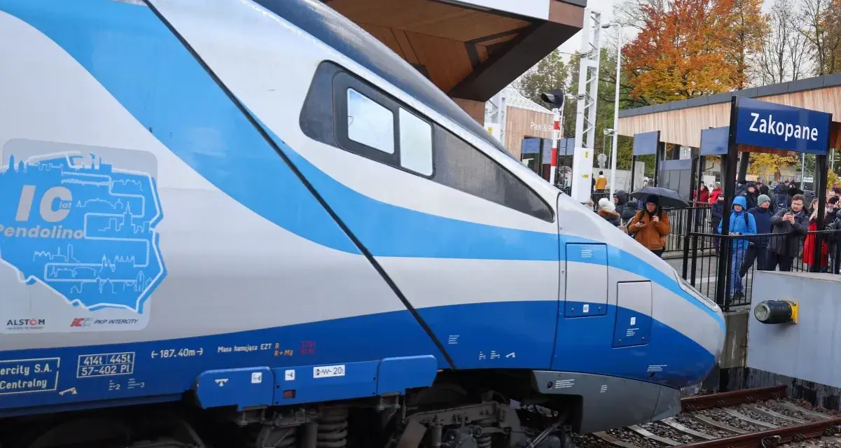 Pendolino Warszawa Zakopane na stacji. Pasażerowie czekają na peronie.