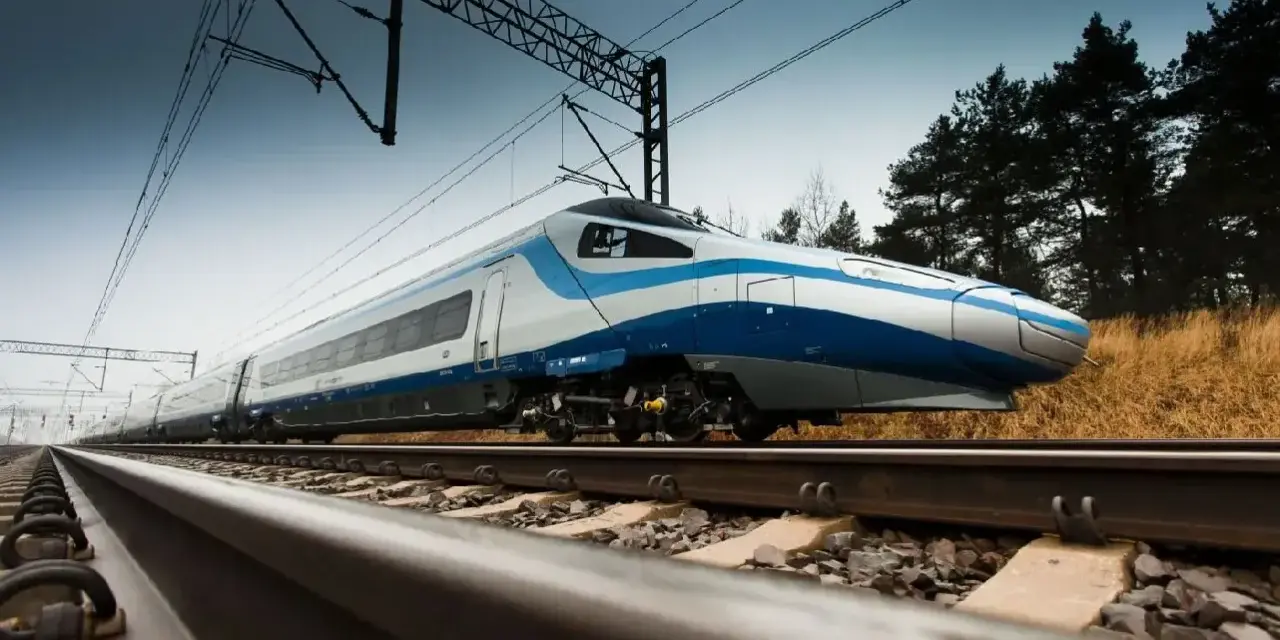 Nowoczesny pociąg Pendolino mknie po torach, gotowy do podróży z Warszawy do Sopotu.