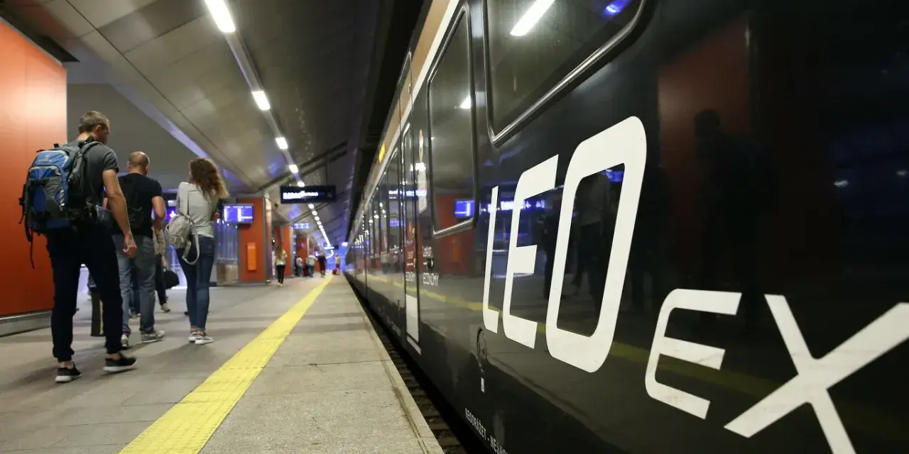 Pasażerowie czekają na peronie na pociąg Leo Express Warszawa Kraków.