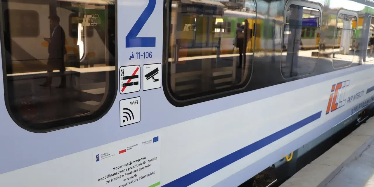 PKP Intercity wagon z numerem 2, symbolem WiFi i informacją o modernizacji. Dowiedz się, jak zwrocic bilet PKP.