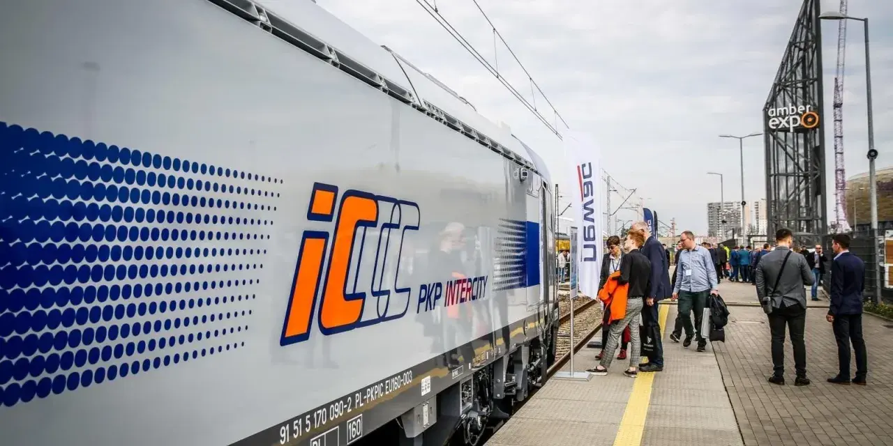Nowy pociąg PKP Intercity na trasie Katowice-Wiedeń. Ludzie czekają na peronie.