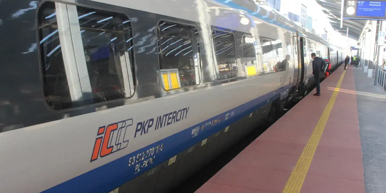Pociąg PKP Intercity na peronie, gotowy do podróży z Warszawy do Giżycka.
