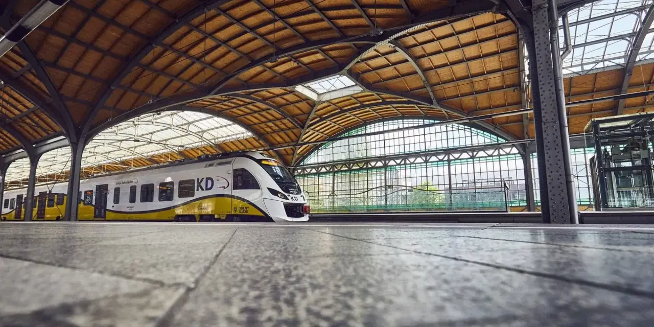 Nowoczesny pociąg KD czeka na pasażerów na peronie. Niedługo ruszy w podróż z Legnicy do Wrocławia.