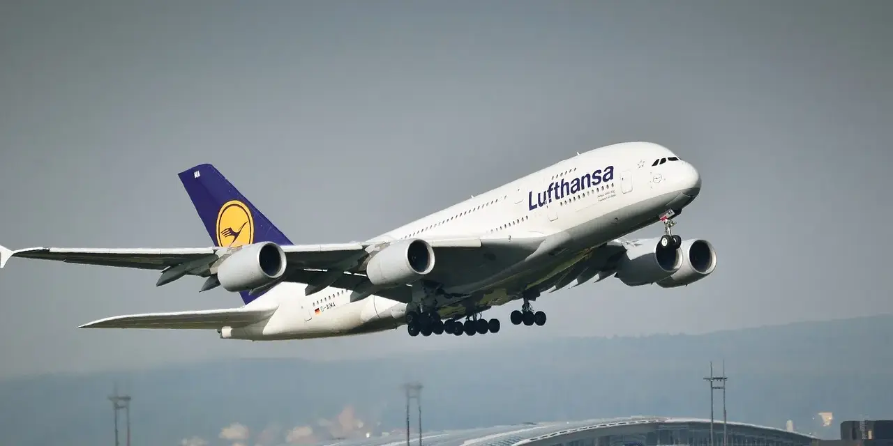 Lufthansa A380 startuje, a pasażerowie zastanawiają się, ile alkoholu można przewieźć samolotem.