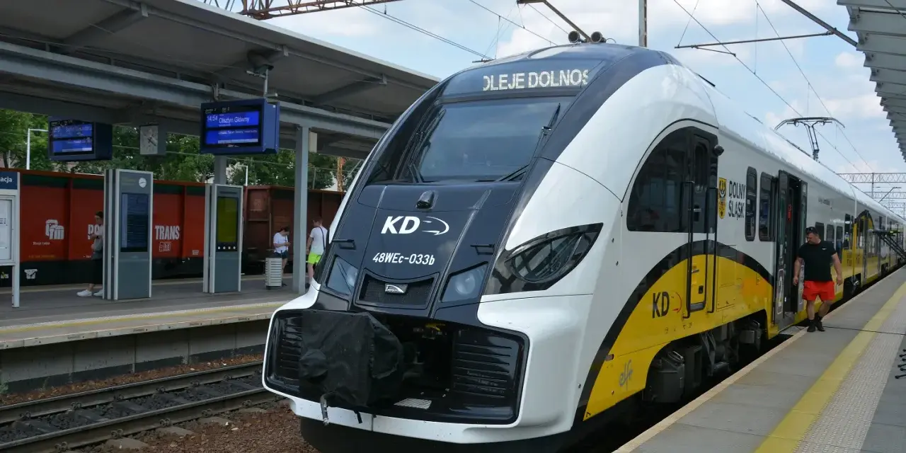 Nowoczesny pociąg KD "Koleje Dolnośląskie" czeka na pasażerów. Czy to ten pociąg do Zielonej Góry?