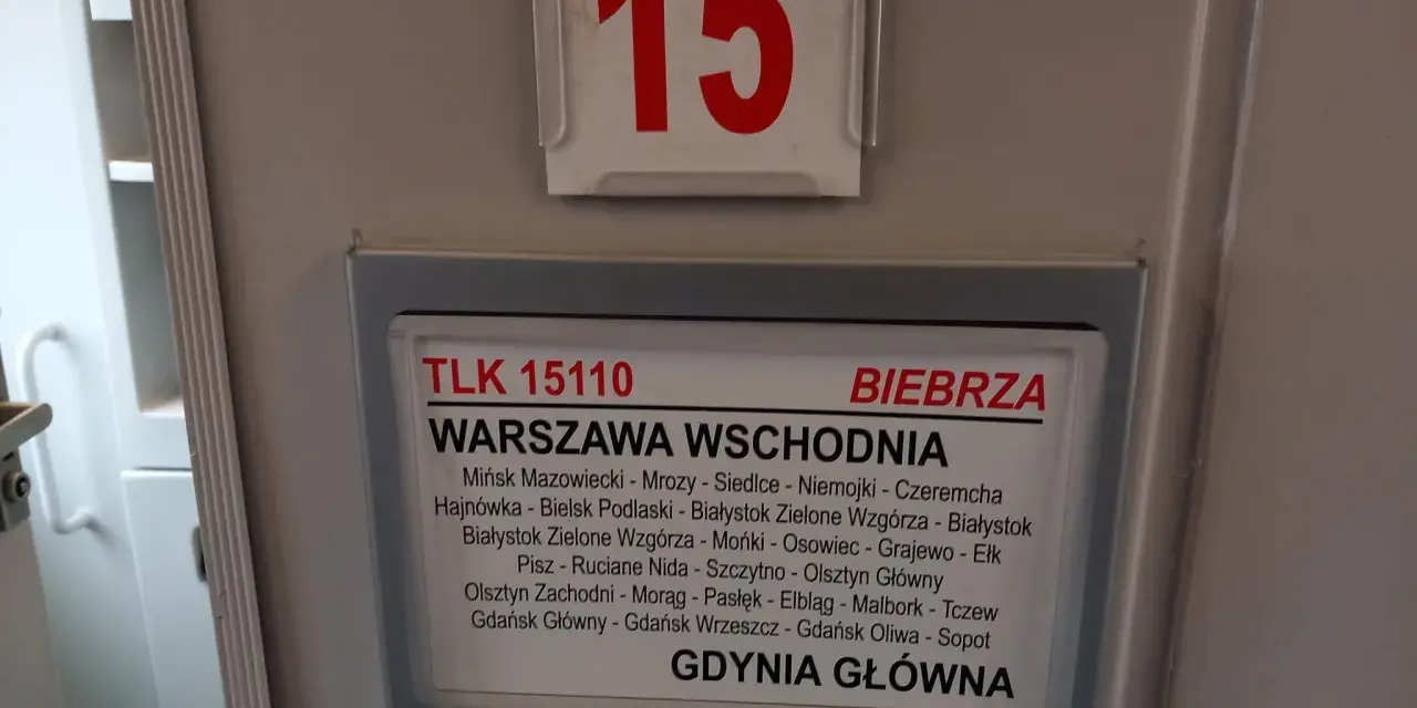 Tablica informacyjna pociągu TLK 15110 "Biebrza" na trasie Warszawa Wschodnia - Gdynia Główna.