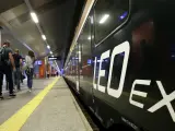 Pasażerowie czekają na peronie na pociąg Leo Express Warszawa Kraków.