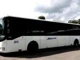 Biały autokar PKS Słupsk z numerem 20312 gotowy do podróży z Ustki do Jarosławca.