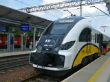 Nowoczesny pociąg KD "Koleje Dolnośląskie" czeka na pasażerów. Czy to ten pociąg do Zielonej Góry?