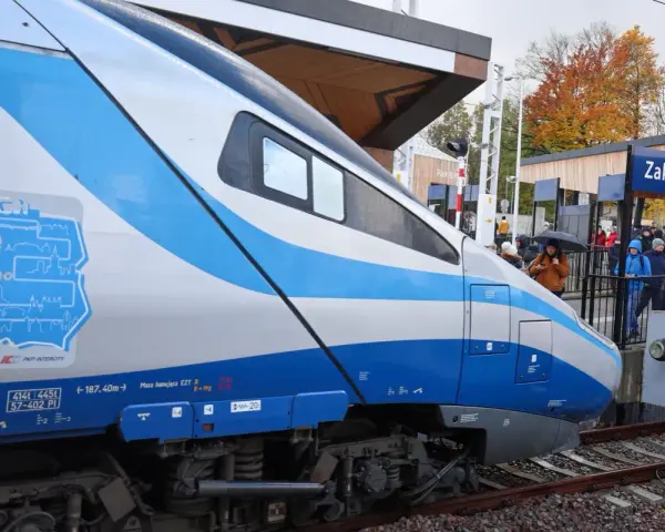 Pendolino Warszawa Zakopane na stacji. Pasażerowie czekają na peronie.