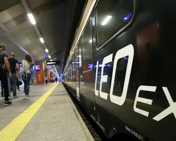 Pasażerowie czekają na peronie na pociąg Leo Express Warszawa Kraków.