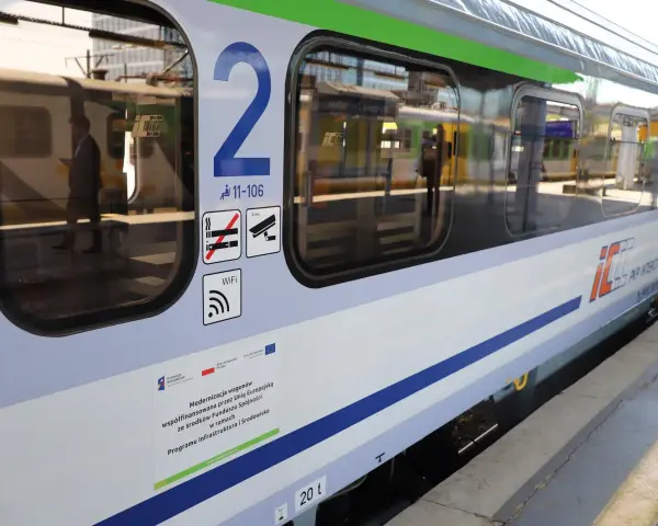 PKP Intercity wagon z numerem 2, symbolem WiFi i informacją o modernizacji. Dowiedz się, jak zwrocic bilet PKP.