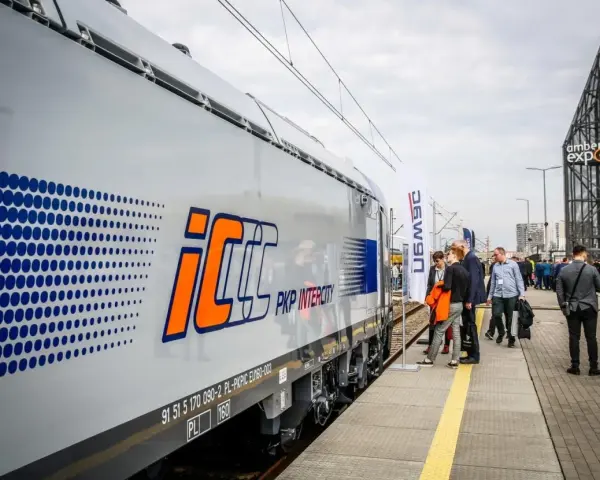 Nowy pociąg PKP Intercity na trasie Katowice-Wiedeń. Ludzie czekają na peronie.
