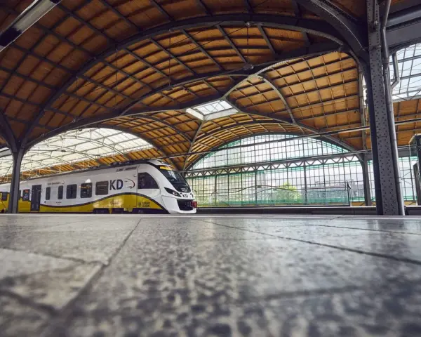 Nowoczesny pociąg KD czeka na pasażerów na peronie. Niedługo ruszy w podróż z Legnicy do Wrocławia.