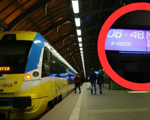 Pociąg Nysa na peronie, gotowy do odjazdu do Wrocławia. Na tablicy informacyjnej widnieje godzina 06:48 i cel podróży.