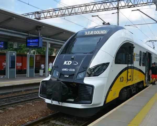 Nowoczesny pociąg KD "Koleje Dolnośląskie" czeka na pasażerów. Czy to ten pociąg do Zielonej Góry?