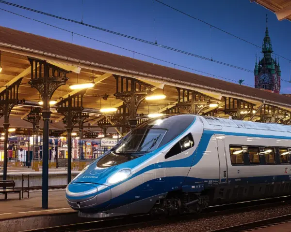 Nowoczesny wagon sypialny Pendolino na peronie dworca Gdańsk Główny. Wieczorne światła tworzą magiczną atmosferę.