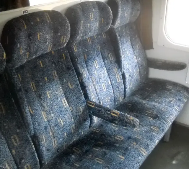 Siedzenia w pociągach TLK mają charakterystyczną, niebieską tapicerkę z żółtym wzorem. Wyglądają na wygodne, z zagłówkami i podłokietnikami.