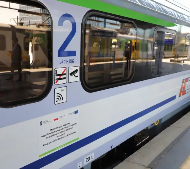 PKP Intercity wagon z numerem 2, symbolem WiFi i informacją o modernizacji. Dowiedz się, jak zwrocic bilet PKP.