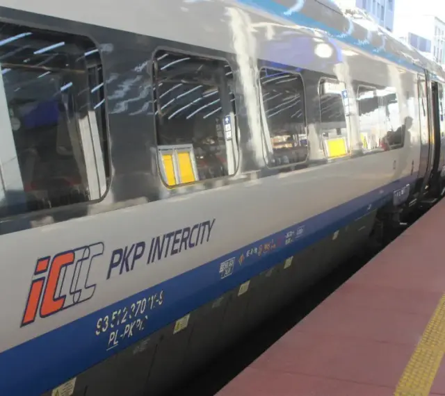 Pociąg PKP Intercity na peronie, gotowy do podróży z Warszawy do Giżycka.