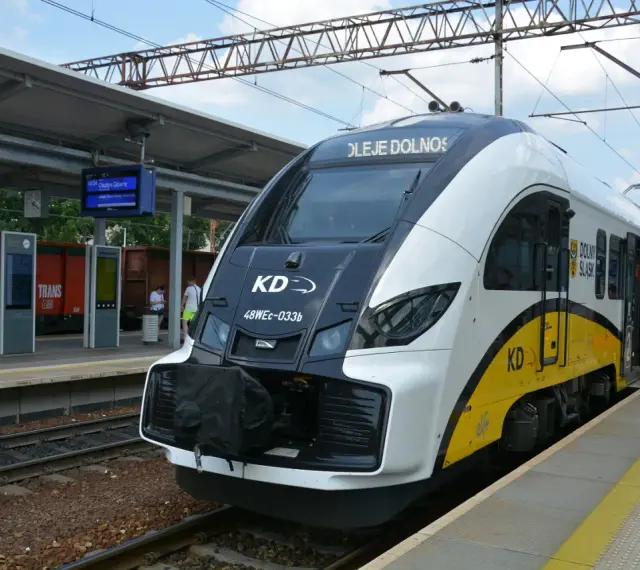 Nowoczesny pociąg KD "Koleje Dolnośląskie" czeka na pasażerów. Czy to ten pociąg do Zielonej Góry?