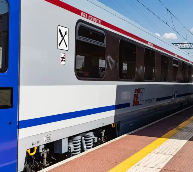 Wagon restauracyjny w pociągu PKP Intercity. Czy w TLK jest wars? Tak, ten wagon oferuje posiłki.