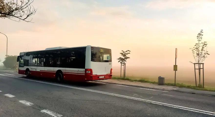 Autobus linii 21 MZK Opole odjeżdża w mglisty poranek. Sprawdź rozkład jazdy MZK Opole, by nie przegapić swojego kursu.