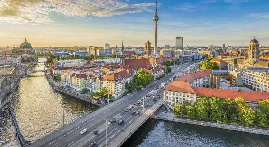 Widok na Berlin z wieżą telewizyjną i katedrą. Wyobraź sobie podróż pociągiem z Krakowa do Berlina, podziwiając takie krajobrazy.