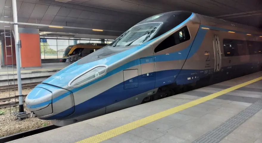 Nowoczesny pociąg Pendolino na peronie, gotowy do podróży do Zakopanego.