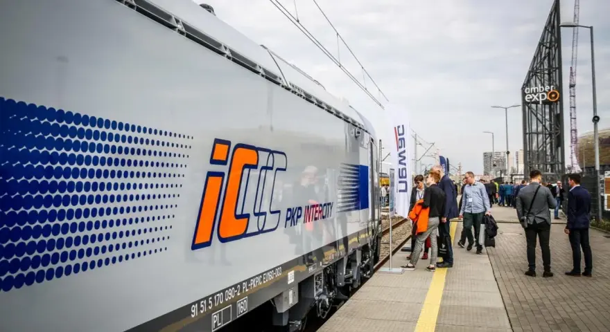 Nowy pociąg PKP Intercity na trasie Katowice-Wiedeń. Ludzie czekają na peronie.