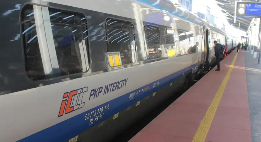 Pociąg PKP Intercity na peronie, gotowy do podróży z Warszawy do Giżycka.