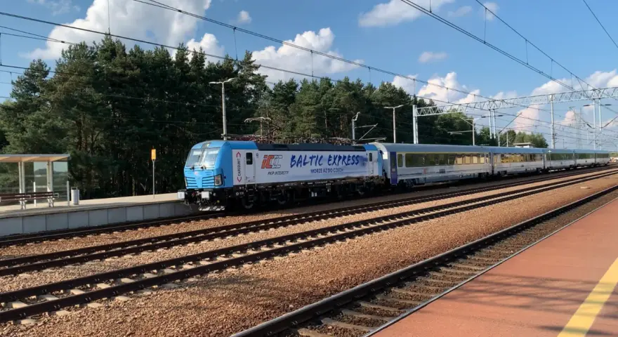 Pociąg Baltic Express PKP Intercity na trasie Warszawa-Wiedeń stoi na stacji.