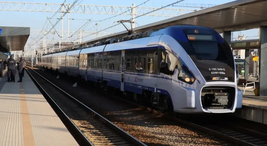 Nowoczesny pociąg Intercity na torach, gotowy do podróży z Warszawy do Lublina.