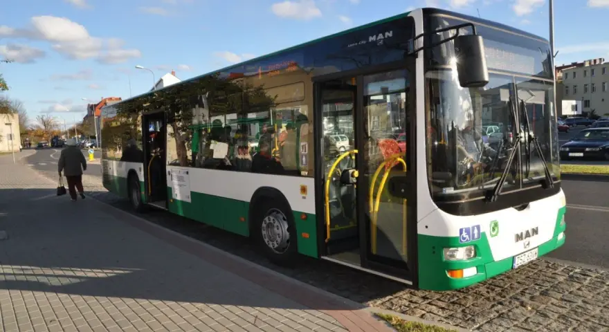 Autobus MAN na przystanku w Szczecinku. Sprawdź szczecinek rozkład jazdy autobusów, by zaplanować podróż.