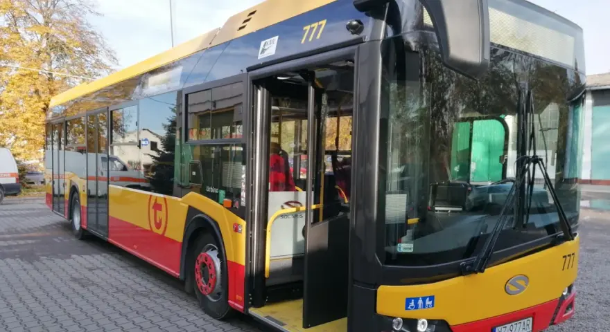 Autobus KML 777 z otwartymi drzwiami, gotowy do odjazdu. Sprawdź kmł rozkład jazdy i wsiadaj!