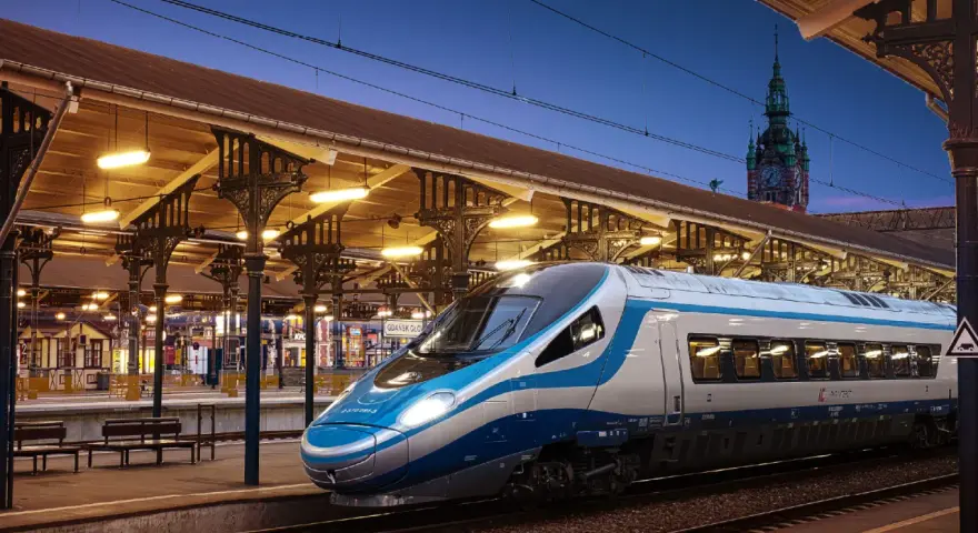 Nowoczesny wagon sypialny Pendolino na peronie dworca Gdańsk Główny. Wieczorne światła tworzą magiczną atmosferę.