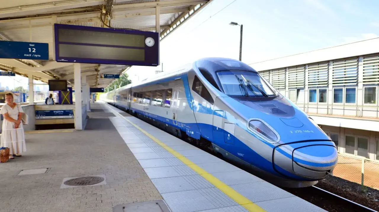 Pendolino Warszawa Szczecin czeka na pasażerów na peronie.