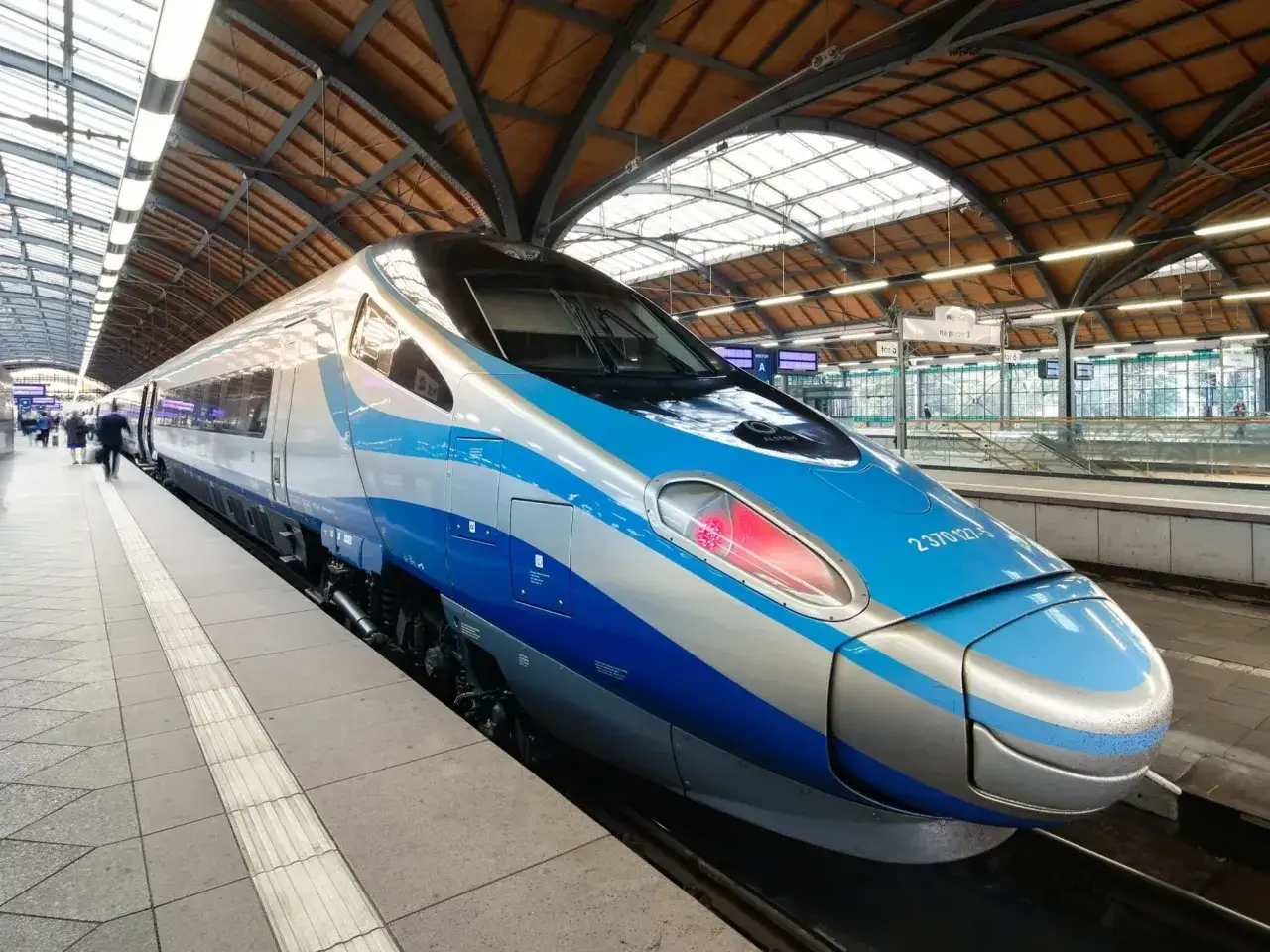 Nowoczesny pociąg Pendolino gotowy do podróży z Krakowa do Gdańska.