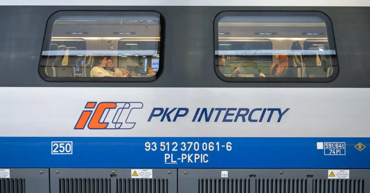 Pasażerowie w pociągu Pendolino PKP Intercity na trasie Warszawa-Szczecin.