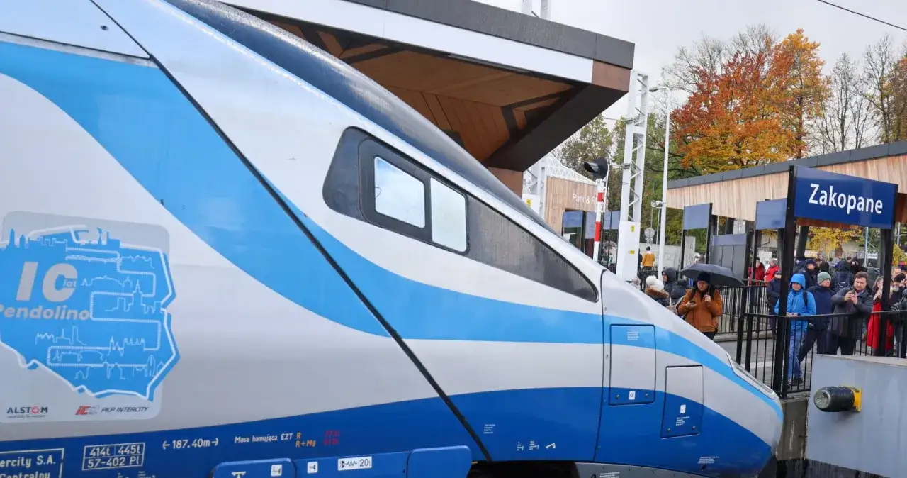 Pendolino Warszawa Zakopane na stacji. Pasażerowie czekają na pociąg w jesiennej scenerii.
